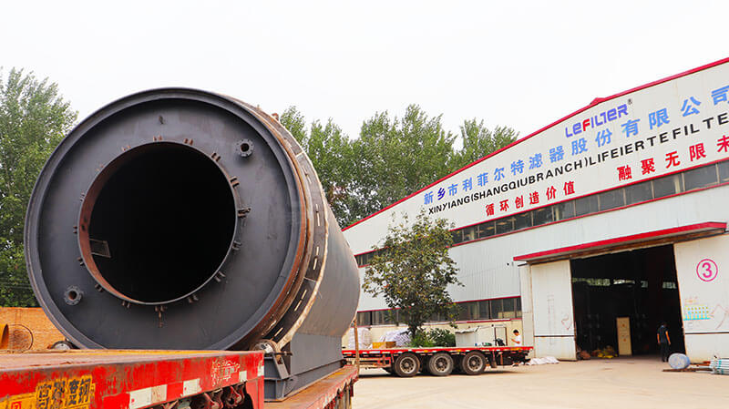 福建陳總訂購的4臺LES-2666輪胎煉油設(shè)備發(fā)車發(fā)出01 福建陳總訂購的4臺LES-2666輪胎煉油設(shè)備發(fā)車發(fā)出01